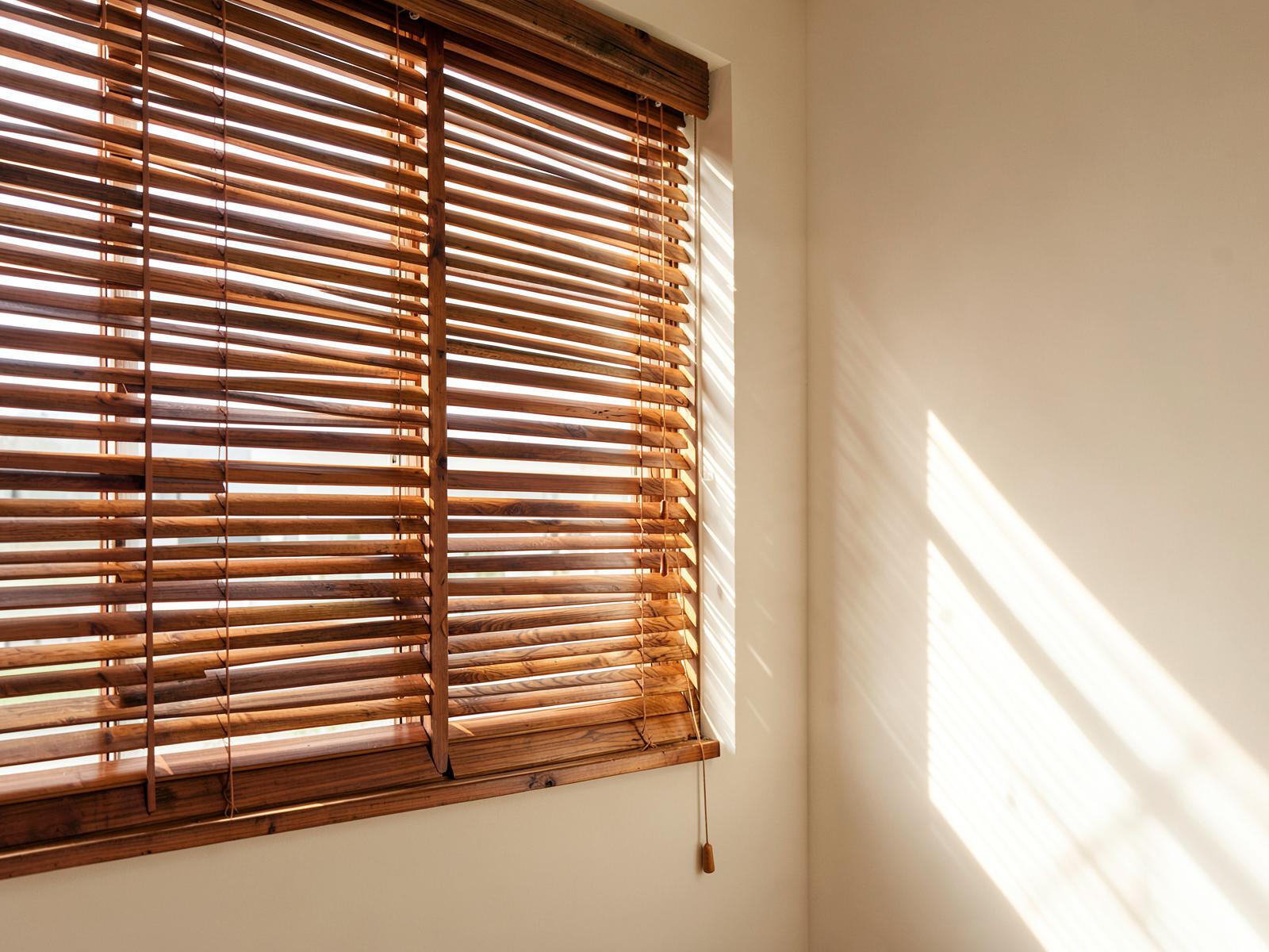 Hölzerne Jalousie im Sonnenlicht